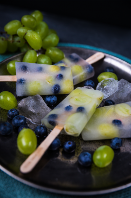 Hjemmelavede is med vindruer og blåbær på isterninger